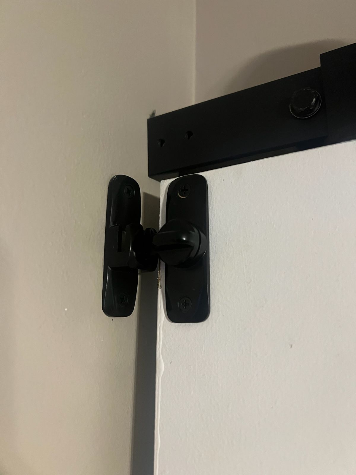The barn door latch